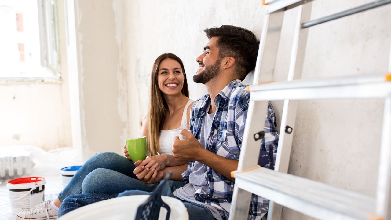 Un couple discute et rit pendant une pause travaux.