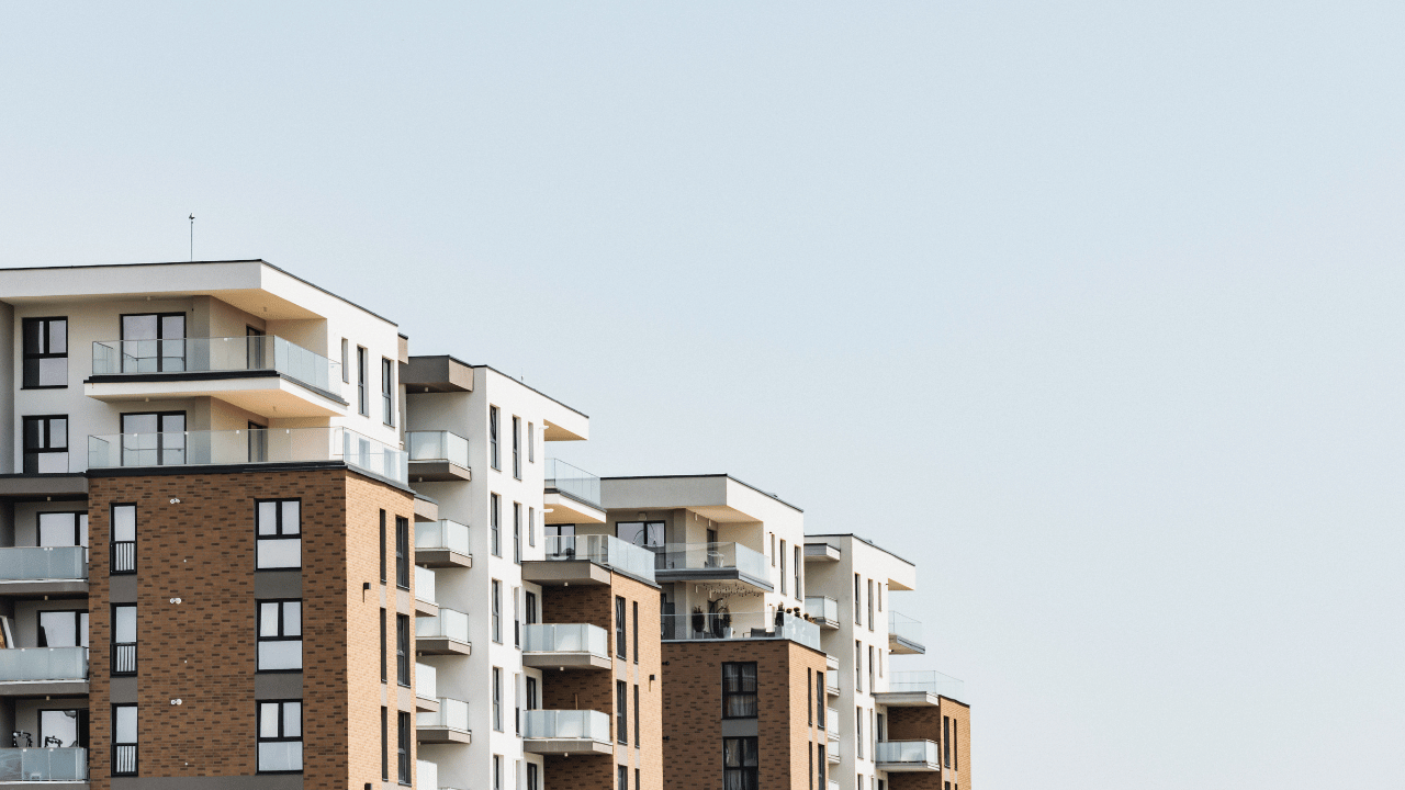 Vue plongeante sur des immeubles