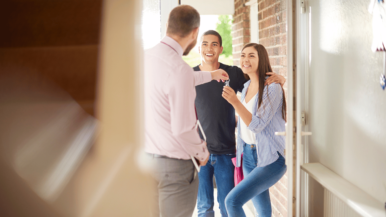 Couple qui vient de récupérer les clés de leur nouvelle location